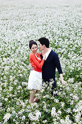 포토 JPG 주간 전신 식물 커플 응시 여자 남자 꽃 행복 한쌍 여행 꽃밭 데이트 안기 포옹 자연 휴가 한국 사랑 서기 미소 웃음 사람 동양인 20대 성인 야외 두명 관광지 제주도 한국인 무꽃 청년만 성인만 국내포토 자연요소 시선 감정 아시아 관계 모션 표정 인종 청년 생태계 파일형식