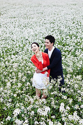 포토 JPG 주간 전신 식물 커플 응시 여자 남자 꽃 행복 한쌍 여행 꽃밭 데이트 안기 포옹 자연 휴가 한국 사랑 서기 미소 웃음 사람 동양인 20대 성인 야외 두명 관광지 제주도 한국인 무꽃 청년만 성인만 국내포토 자연요소 시선 감정 아시아 관계 모션 표정 인종 청년 생태계 파일형식