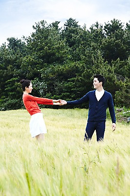 포토 JPG 주간 전신 식물 구름 커플 응시 여자 남자 행복 한쌍 여행 밭 데이트 자연 하늘 휴가 휴식 한국 사랑 서기 미소 웃음 사람 동양인 초원 20대 성인 야외 두명 관광지 제주도 마주보기 손잡기 한국인 청보리밭 청년만 성인만 국내포토 자연요소 시선 감정 아시아 컨셉 농업 관계 모션 표정 인종 청년 생태계 파일형식