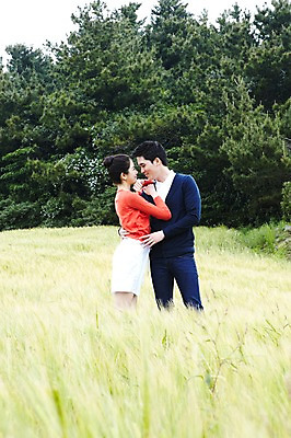 포토 JPG 주간 전신 식물 구름 커플 응시 여자 남자 행복 한쌍 여행 밭 데이트 안기 포옹 자연 하늘 휴가 한국 사랑 서기 미소 웃음 사람 동양인 초원 20대 성인 야외 두명 관광지 제주도 마주보기 한국인 청보리밭 청년만 성인만 국내포토 자연요소 시선 감정 아시아 농업 관계 모션 표정 인종 청년 생태계 파일형식