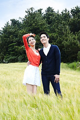 포토 JPG 주간 전신 식물 구름 커플 여자 남자 행복 한쌍 여행 밭 데이트 자연 하늘 휴가 휴식 한국 사랑 서기 미소 웃음 사람 동양인 초원 20대 성인 야외 두명 관광지 제주도 한국인 청보리밭 청년만 성인만 국내포토 자연요소 감정 아시아 컨셉 농업 관계 모션 표정 인종 청년 생태계 파일형식