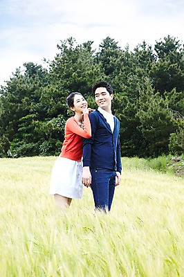 포토 JPG 주간 전신 식물 구름 커플 응시 여자 남자 행복 한쌍 여행 밭 데이트 자연 하늘 휴가 휴식 한국 사랑 서기 미소 웃음 사람 동양인 초원 20대 성인 야외 두명 관광지 제주도 한국인 청보리밭 청년만 성인만 국내포토 자연요소 시선 감정 아시아 컨셉 농업 관계 모션 표정 인종 청년 생태계 파일형식