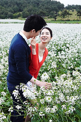 포토 JPG 주간 전신 식물 커플 응시 여자 남자 꽃 행복 한쌍 여행 꽃밭 데이트 자연 휴가 한국 사랑 서기 미소 웃음 사람 동양인 20대 성인 야외 두명 관광지 제주도 마주보기 한국인 무꽃 청년만 성인만 국내포토 자연요소 시선 감정 아시아 관계 모션 표정 인종 청년 생태계 파일형식