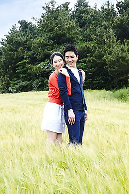 포토 JPG 주간 전신 식물 구름 커플 응시 여자 남자 행복 한쌍 여행 밭 데이트 안기 포옹 자연 하늘 휴가 휴식 한국 사랑 서기 미소 웃음 사람 동양인 초원 20대 성인 야외 두명 관광지 제주도 한국인 청보리밭 청년만 성인만 국내포토 자연요소 시선 감정 아시아 컨셉 농업 관계 모션 표정 인종 청년 생태계 파일형식