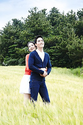 포토 JPG 주간 전신 식물 구름 커플 여자 남자 행복 한쌍 여행 밭 데이트 안기 포옹 자연 하늘 휴가 휴식 한국 사랑 서기 미소 웃음 사람 동양인 초원 20대 성인 야외 두명 관광지 제주도 한국인 청보리밭 청년만 성인만 국내포토 자연요소 감정 아시아 컨셉 농업 관계 모션 표정 인종 청년 생태계 파일형식