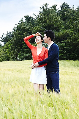 포토 JPG 주간 전신 식물 구름 커플 응시 여자 남자 행복 한쌍 여행 밭 데이트 안기 포옹 자연 하늘 휴가 휴식 한국 사랑 서기 미소 웃음 사람 동양인 초원 20대 성인 야외 두명 관광지 제주도 한국인 청보리밭 청년만 성인만 국내포토 자연요소 시선 감정 아시아 컨셉 농업 관계 모션 표정 인종 청년 생태계 파일형식