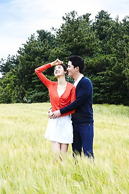 포토 JPG 주간 전신 식물 구름 커플 응시 여자 남자 행복 한쌍 여행 밭 데이트 안기 포옹 자연 하늘 휴가 한국 사랑 서기 미소 웃음 사람 동양인 초원 20대 성인 야외 두명 관광지 제주도 한국인 청보리밭 청년만 성인만 국내포토 자연요소 시선 감정 아시아 농업 관계 모션 표정 인종 청년 생태계 파일형식