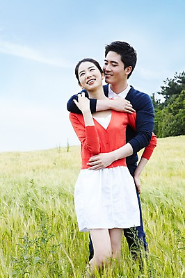 포토 JPG 주간 전신 식물 구름 커플 응시 여자 남자 행복 한쌍 여행 밭 데이트 안기 포옹 자연 하늘 휴가 휴식 한국 사랑 서기 미소 웃음 사람 동양인 초원 20대 성인 야외 두명 관광지 제주도 한국인 청보리밭 청년만 성인만 국내포토 자연요소 시선 감정 아시아 컨셉 농업 관계 모션 표정 인종 청년 생태계 파일형식