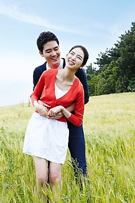 포토 JPG 주간 전신 식물 구름 커플 응시 여자 남자 행복 한쌍 여행 밭 데이트 안기 포옹 자연 하늘 휴가 한국 사랑 서기 미소 웃음 사람 동양인 초원 20대 성인 야외 두명 관광지 제주도 한국인 청보리밭 청년만 성인만 국내포토 자연요소 시선 감정 아시아 농업 관계 모션 표정 인종 청년 생태계 파일형식