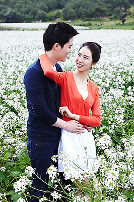 포토 JPG 주간 식물 커플 응시 여자 남자 꽃 행복 한쌍 여행 꽃밭 데이트 안기 포옹 자연 휴가 휴식 한국 사랑 서기 미소 웃음 사람 동양인 20대 성인 야외 두명 관광지 제주도 마주보기 한국인 무꽃 청년만 성인만 국내포토 자연요소 시선 감정 아시아 컨셉 관계 모션 표정 인종 청년 생태계 파일형식