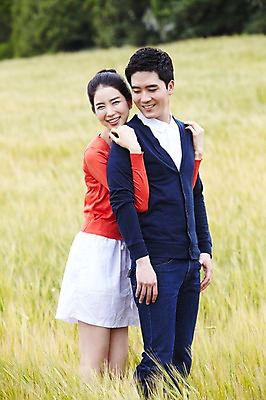 포토 JPG 주간 전신 식물 커플 응시 여자 남자 행복 한쌍 여행 밭 데이트 안기 포옹 자연 휴가 한국 사랑 서기 미소 웃음 사람 동양인 초원 20대 성인 야외 두명 관광지 제주도 한국인 청보리밭 청년만 성인만 국내포토 자연요소 시선 감정 아시아 농업 관계 모션 표정 인종 청년 생태계 파일형식