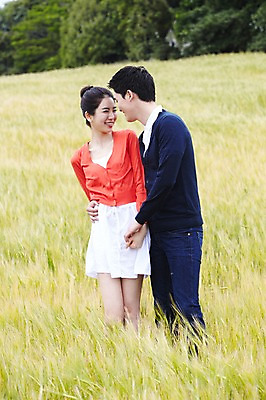 포토 JPG 주간 전신 식물 커플 응시 여자 남자 행복 한쌍 여행 밭 데이트 자연 휴가 휴식 한국 사랑 서기 미소 웃음 사람 동양인 초원 20대 성인 야외 두명 관광지 제주도 마주보기 손잡기 한국인 청보리밭 청년만 성인만 국내포토 자연요소 시선 감정 아시아 컨셉 농업 관계 모션 표정 인종 청년 생태계 파일형식