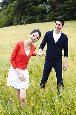 포토 JPG 주간 전신 식물 커플 응시 여자 남자 행복 한쌍 여행 밭 데이트 자연 휴가 휴식 한국 사랑 서기 미소 웃음 사람 동양인 초원 20대 성인 야외 두명 관광지 제주도 손잡기 한국인 청보리밭 청년만 성인만 국내포토 자연요소 시선 감정 아시아 컨셉 농업 관계 모션 표정 인종 청년 생태계 파일형식