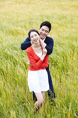 포토 JPG 주간 전신 식물 커플 응시 여자 남자 행복 한쌍 여행 밭 데이트 자연 휴가 한국 사랑 서기 미소 웃음 사람 동양인 초원 20대 성인 야외 두명 관광지 제주도 한국인 청보리밭 청년만 성인만 국내포토 자연요소 시선 감정 아시아 농업 관계 모션 표정 인종 청년 생태계 파일형식