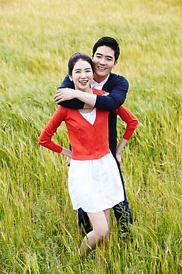 포토 JPG 주간 전신 식물 커플 여자 남자 행복 한쌍 여행 밭 데이트 안기 포옹 자연 휴가 휴식 한국 사랑 서기 미소 웃음 사람 동양인 초원 20대 성인 야외 두명 관광지 제주도 한국인 청보리밭 청년만 성인만 국내포토 자연요소 감정 아시아 컨셉 농업 관계 모션 표정 인종 청년 생태계 파일형식