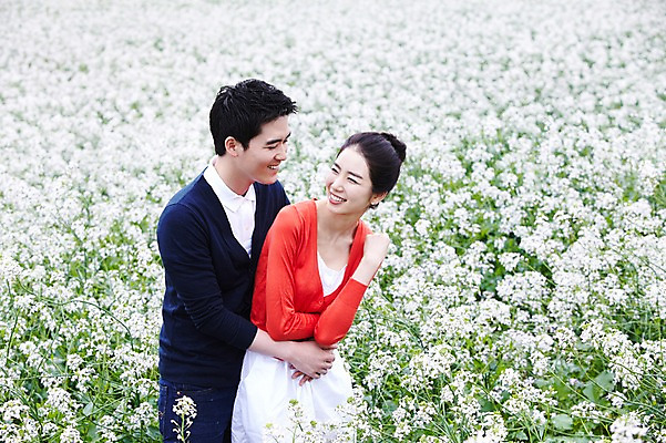 포토 JPG 주간 식물 커플 응시 여자 남자 꽃 행복 한쌍 여행 꽃밭 데이트 안기 포옹 자연 휴가 휴식 한국 사랑 서기 미소 웃음 사람 동양인 20대 성인 야외 두명 관광지 제주도 한국인 무꽃 청년만 성인만 국내포토 자연요소 시선 감정 아시아 컨셉 관계 모션 표정 인종 청년 생태계 파일형식