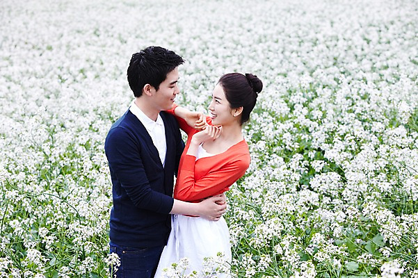 포토 JPG 주간 식물 커플 응시 여자 남자 꽃 행복 한쌍 여행 꽃밭 데이트 안기 포옹 자연 휴가 휴식 한국 사랑 서기 미소 웃음 사람 동양인 20대 성인 야외 두명 관광지 제주도 마주보기 한국인 무꽃 청년만 성인만 국내포토 자연요소 시선 감정 아시아 컨셉 관계 모션 표정 인종 청년 생태계 파일형식