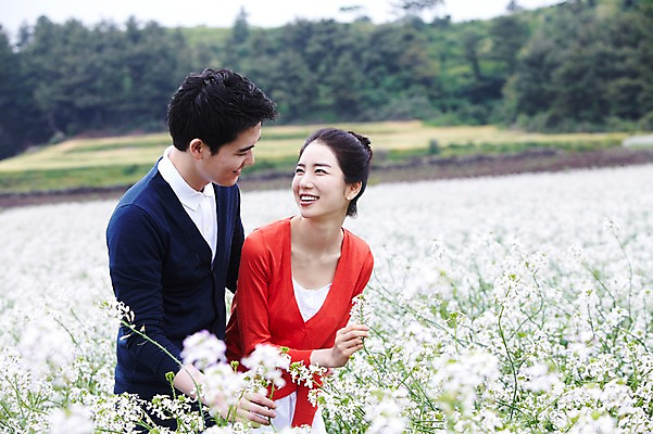 포토 JPG 주간 식물 커플 응시 여자 남자 꽃 행복 한쌍 여행 꽃밭 데이트 자연 휴가 한국 사랑 서기 미소 웃음 사람 동양인 상반신 20대 성인 야외 두명 관광지 제주도 마주보기 한국인 무꽃 청년만 성인만 국내포토 자연요소 시선 감정 아시아 관계 모션 표정 인종 청년 생태계 파일형식