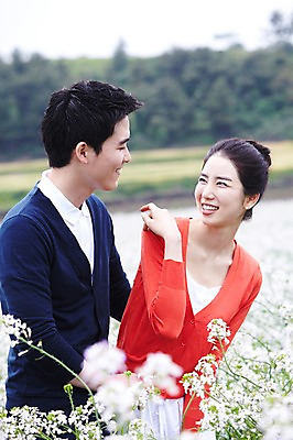 포토 JPG 주간 식물 커플 응시 여자 남자 꽃 행복 한쌍 여행 꽃밭 데이트 자연 휴가 한국 사랑 서기 미소 웃음 사람 동양인 상반신 20대 성인 야외 두명 관광지 제주도 마주보기 한국인 무꽃 청년만 성인만 국내포토 자연요소 시선 감정 아시아 관계 모션 표정 인종 청년 생태계 파일형식