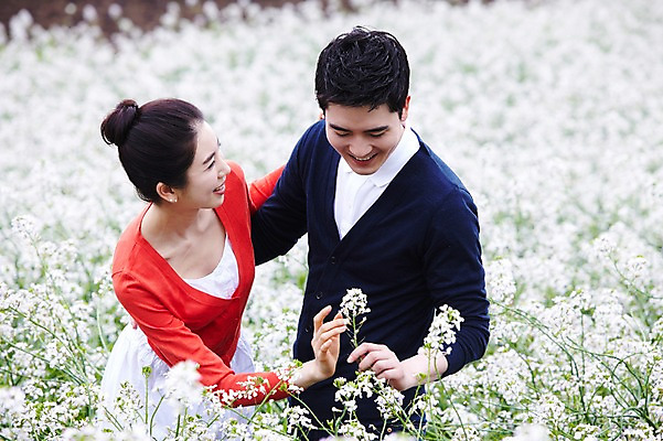 포토 JPG 주간 식물 커플 응시 여자 남자 꽃 행복 한쌍 여행 꽃밭 데이트 자연 휴가 휴식 한국 사랑 서기 미소 웃음 사람 동양인 상반신 20대 성인 야외 두명 관광지 제주도 한국인 무꽃 청년만 성인만 국내포토 자연요소 시선 감정 아시아 컨셉 관계 모션 표정 인종 청년 생태계 파일형식