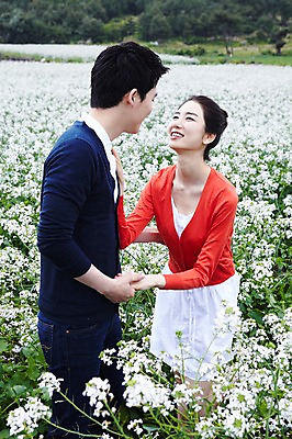 포토 JPG 주간 식물 커플 응시 여자 남자 꽃 행복 한쌍 여행 꽃밭 데이트 자연 휴가 휴식 한국 사랑 서기 미소 웃음 사람 동양인 20대 성인 야외 두명 관광지 제주도 마주보기 손잡기 한국인 무꽃 청년만 성인만 국내포토 자연요소 시선 감정 아시아 컨셉 관계 모션 표정 인종 청년 생태계 파일형식