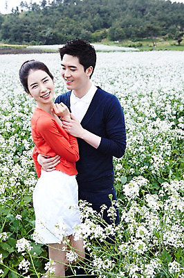 포토 JPG 주간 식물 커플 응시 여자 남자 꽃 행복 한쌍 여행 꽃밭 데이트 안기 포옹 자연 휴가 휴식 한국 사랑 서기 미소 웃음 사람 동양인 20대 성인 야외 두명 관광지 제주도 한국인 무꽃 청년만 성인만 국내포토 자연요소 시선 감정 아시아 컨셉 관계 모션 표정 인종 청년 생태계 파일형식