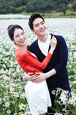 포토 JPG 주간 식물 커플 여자 남자 꽃 행복 한쌍 여행 꽃밭 데이트 안기 포옹 자연 휴가 한국 사랑 서기 미소 웃음 사람 동양인 20대 성인 야외 두명 관광지 제주도 한국인 무꽃 청년만 성인만 국내포토 자연요소 감정 아시아 관계 모션 표정 인종 청년 생태계 파일형식