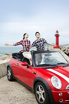 포토 JPG 주간 전신 구름 커플 여자 남자 여유 한쌍 육상교통 교통수단 바다 여행 이동 데이트 자동차 하늘 팔벌리기 휴가 휴식 한국 등대 서기 미소 웃음 사람 동양인 20대 성인 해변 야외 두명 관광지 제주도 눈감음 한국인 자유 오픈카 방파제 커플티 청년만 성인만 국내포토 자연요소 공공시설 감정 아시아 교통 컨셉 관계 모션 승용차 표정 인종 청년 커플룩 파일형식
