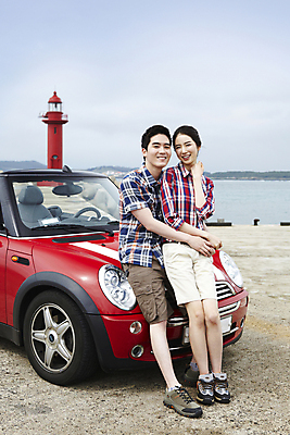 포토 JPG 주간 전신 구름 커플 여자 남자 여유 한쌍 육상교통 교통수단 바다 여행 이동 데이트 자동차 하늘 휴가 휴식 한국 등대 서기 미소 웃음 사람 동양인 20대 성인 해변 야외 두명 관광지 제주도 한국인 오픈카 방파제 커플티 청년만 성인만 국내포토 자연요소 공공시설 감정 아시아 교통 컨셉 관계 모션 승용차 표정 인종 청년 커플룩 파일형식