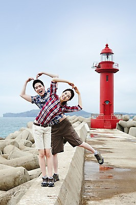 포토 JPG 주간 전신 구름 커플 여자 남자 여유 한쌍 바다 여행 이동 데이트 하늘 휴가 휴식 한국 등대 사랑 미소 웃음 사람 동양인 손짓 20대 성인 해변 야외 두명 관광지 제주도 걷기 한국인 하트 방파제 커플티 청년만 성인만 국내포토 자연요소 모양 공공시설 감정 아시아 컨셉 관계 모션 표정 인종 청년 커플룩 파일형식