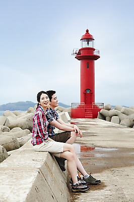 포토 JPG 주간 전신 구름 커플 여자 남자 여유 한쌍 바다 여행 이동 데이트 하늘 휴가 휴식 한국 등대 미소 웃음 사람 앉기 동양인 20대 성인 해변 야외 두명 관광지 제주도 한국인 방파제 커플티 청년만 성인만 국내포토 자연요소 공공시설 감정 아시아 컨셉 관계 모션 표정 인종 청년 커플룩 파일형식