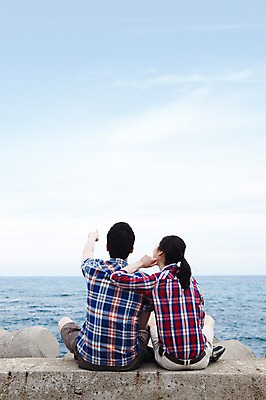 포토 JPG 주간 전신 구름 커플 여자 남자 여유 한쌍 바다 여행 이동 데이트 손가락 하늘 휴가 휴식 한국 사람 앉기 동양인 손짓 20대 성인 해변 야외 두명 뒷모습 관광지 제주도 한국인 가리킴 방파제 커플티 청년만 성인만 국내포토 자연요소 손 공공시설 감정 아시아 뷰포인트 컨셉 관계 모션 인종 청년 커플룩 파일형식