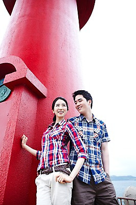 포토 JPG 주간 커플 응시 여자 남자 여유 한쌍 바다 여행 이동 데이트 하늘 휴가 휴식 한국 등대 서기 미소 웃음 사람 동양인 20대 성인 해변 야외 두명 관광지 제주도 기댐 한국인 방파제 커플티 청년만 성인만 국내포토 자연요소 시선 공공시설 감정 아시아 컨셉 관계 모션 표정 인종 청년 커플룩 파일형식