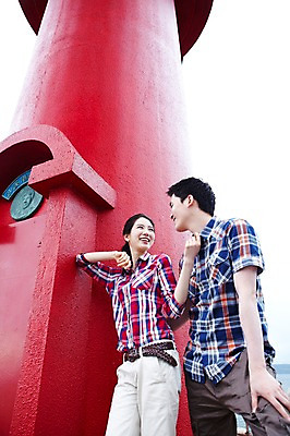 포토 JPG 주간 커플 응시 여자 남자 여유 한쌍 바다 여행 이동 데이트 하늘 휴가 휴식 한국 등대 서기 미소 웃음 사람 동양인 20대 성인 해변 야외 두명 관광지 제주도 마주보기 기댐 한국인 방파제 커플티 청년만 성인만 국내포토 자연요소 시선 공공시설 감정 아시아 컨셉 관계 모션 표정 인종 청년 커플룩 파일형식