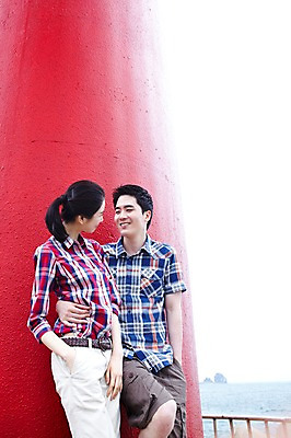 포토 JPG 주간 커플 응시 여자 남자 여유 한쌍 바다 여행 이동 데이트 하늘 휴가 휴식 한국 등대 서기 미소 웃음 사람 동양인 20대 성인 해변 야외 두명 관광지 제주도 마주보기 기댐 한국인 방파제 커플티 청년만 성인만 국내포토 자연요소 시선 공공시설 감정 아시아 컨셉 관계 모션 표정 인종 청년 커플룩 파일형식