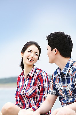 포토 JPG 주간 구름 커플 응시 여자 남자 여유 한쌍 바다 여행 이동 데이트 하늘 휴가 휴식 한국 미소 웃음 사람 앉기 동양인 상반신 20대 성인 해변 야외 두명 관광지 제주도 마주보기 한국인 방파제 커플티 청년만 성인만 국내포토 자연요소 시선 공공시설 감정 아시아 컨셉 관계 모션 표정 인종 청년 커플룩 파일형식