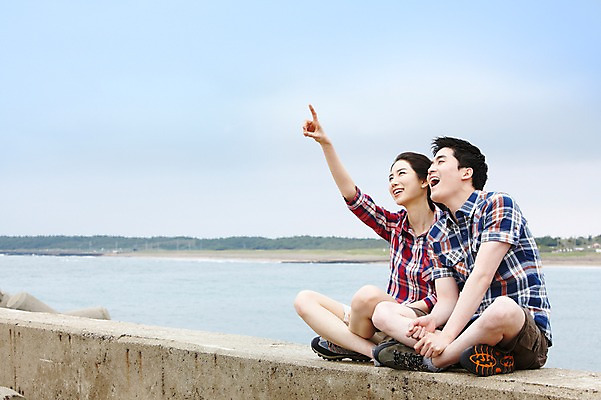포토 JPG 주간 전신 구름 커플 여자 남자 여유 한쌍 바다 여행 이동 데이트 손가락 하늘 휴가 휴식 한국 미소 웃음 사람 앉기 동양인 손짓 20대 성인 해변 야외 두명 관광지 제주도 손들기 한국인 가리킴 방파제 커플티 청년만 성인만 국내포토 자연요소 손 공공시설 감정 아시아 컨셉 관계 모션 표정 인종 청년 커플룩 파일형식