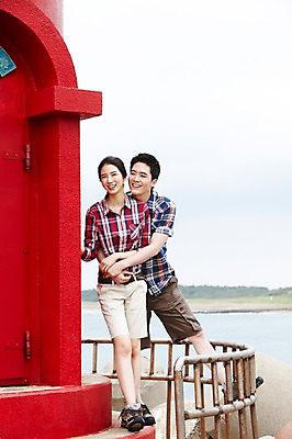 포토 JPG 주간 전신 커플 여자 남자 여유 한쌍 바다 여행 이동 데이트 안기 포옹 하늘 휴가 휴식 한국 등대 서기 미소 웃음 사람 동양인 20대 성인 해변 야외 두명 관광지 제주도 한국인 방파제 커플티 청년만 성인만 국내포토 자연요소 공공시설 감정 아시아 컨셉 관계 모션 표정 인종 청년 커플룩 파일형식