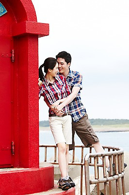 포토 JPG 주간 전신 커플 응시 여자 남자 한쌍 바다 여행 데이트 안기 포옹 하늘 휴가 휴식 한국 등대 서기 미소 웃음 사람 동양인 20대 성인 해변 야외 두명 관광지 제주도 한국인 방파제 커플티 청년만 성인만 국내포토 자연요소 시선 공공시설 아시아 컨셉 관계 모션 표정 인종 청년 커플룩 파일형식