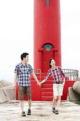 포토 JPG 주간 전신 커플 응시 여자 남자 여유 한쌍 바다 여행 이동 데이트 하늘 휴가 휴식 한국 등대 미소 웃음 사람 동양인 20대 성인 해변 야외 두명 관광지 제주도 걷기 손잡기 한국인 방파제 커플티 청년만 성인만 국내포토 자연요소 시선 공공시설 감정 아시아 컨셉 관계 모션 표정 인종 청년 커플룩 파일형식