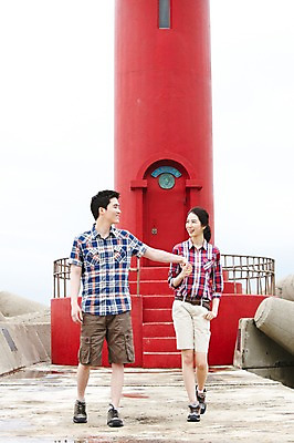 포토 JPG 주간 전신 커플 응시 여자 남자 여유 한쌍 바다 여행 이동 데이트 하늘 휴가 휴식 한국 등대 미소 웃음 사람 동양인 20대 성인 해변 야외 두명 관광지 제주도 마주보기 걷기 손잡기 한국인 방파제 커플티 청년만 성인만 국내포토 자연요소 시선 공공시설 감정 아시아 컨셉 관계 모션 표정 인종 청년 커플룩 파일형식