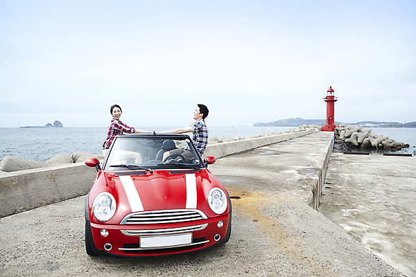 포토 JPG 주간 구름 커플 여자 남자 여유 한쌍 육상교통 교통수단 바다 여행 이동 데이트 자동차 하늘 휴가 휴식 한국 등대 미소 웃음 사람 앉기 동양인 상반신 20대 성인 해변 야외 두명 관광지 제주도 손잡기 한국인 오픈카 방파제 커플티 청년만 성인만 국내포토 자연요소 공공시설 감정 아시아 교통 컨셉 관계 모션 승용차 표정 인종 청년 커플룩 파일형식