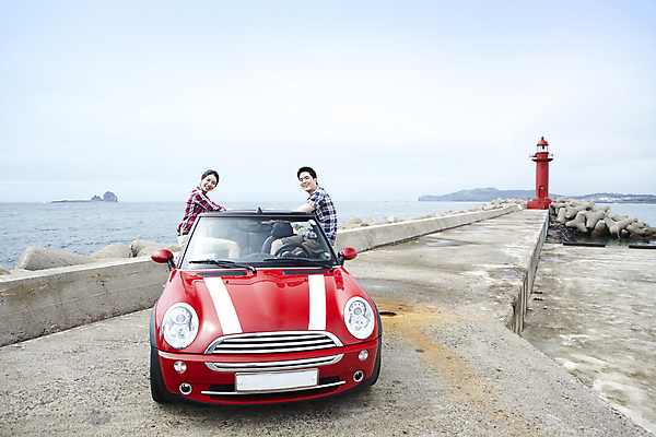 포토 JPG 주간 구름 커플 여자 남자 여유 한쌍 육상교통 교통수단 바다 여행 이동 데이트 자동차 하늘 휴가 휴식 한국 등대 미소 웃음 사람 앉기 동양인 상반신 20대 성인 해변 야외 두명 관광지 제주도 한국인 오픈카 방파제 커플티 청년만 성인만 국내포토 자연요소 공공시설 감정 아시아 교통 컨셉 관계 모션 승용차 표정 인종 청년 커플룩 파일형식