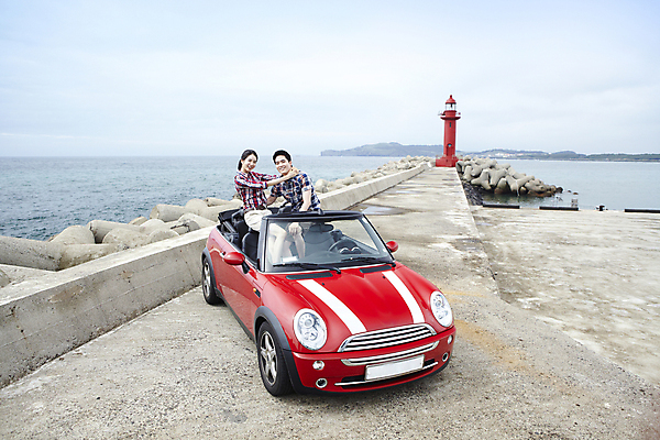 포토 JPG 주간 전신 구름 커플 여자 남자 여유 한쌍 육상교통 교통수단 바다 여행 이동 데이트 자동차 하늘 휴가 휴식 한국 등대 서기 미소 웃음 사람 동양인 20대 성인 해변 야외 두명 관광지 제주도 한국인 오픈카 방파제 커플티 청년만 성인만 국내포토 자연요소 공공시설 감정 아시아 교통 컨셉 관계 모션 승용차 표정 인종 청년 커플룩 파일형식