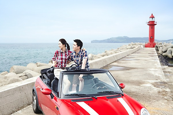 포토 JPG 주간 전신 구름 커플 여자 남자 여유 한쌍 육상교통 교통수단 바다 여행 이동 데이트 자동차 하늘 어깨동무 휴가 휴식 한국 등대 서기 미소 웃음 사람 동양인 20대 성인 해변 야외 두명 관광지 제주도 한국인 오픈카 방파제 커플티 청년만 성인만 국내포토 자연요소 공공시설 감정 아시아 포즈 교통 컨셉 관계 모션 승용차 표정 인종 청년 커플룩 파일형식