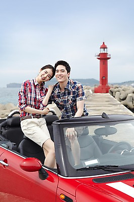 포토 JPG 주간 전신 구름 커플 여자 남자 여유 한쌍 육상교통 교통수단 바다 여행 이동 데이트 자동차 하늘 휴가 휴식 한국 등대 서기 미소 웃음 사람 동양인 20대 성인 해변 야외 두명 관광지 제주도 기댐 한국인 오픈카 방파제 커플티 청년만 성인만 국내포토 자연요소 공공시설 감정 아시아 교통 컨셉 관계 모션 승용차 표정 인종 청년 커플룩 파일형식