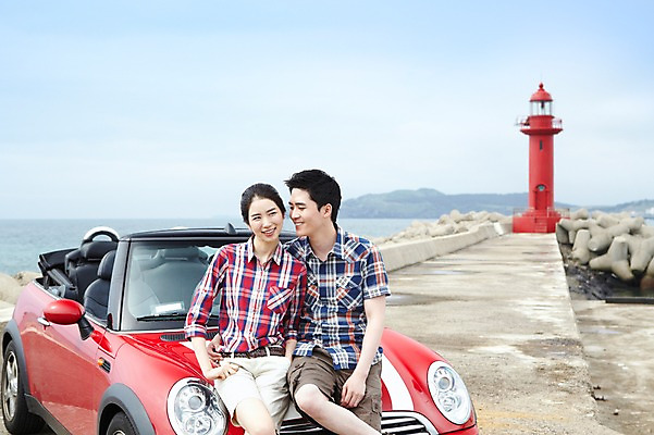 포토 JPG 주간 구름 커플 응시 여자 남자 여유 한쌍 육상교통 교통수단 바다 여행 이동 데이트 자동차 하늘 휴가 휴식 한국 등대 서기 미소 웃음 사람 동양인 20대 성인 해변 야외 두명 관광지 제주도 한국인 오픈카 방파제 커플티 청년만 성인만 국내포토 자연요소 시선 공공시설 감정 아시아 교통 컨셉 관계 모션 승용차 표정 인종 청년 커플룩 파일형식