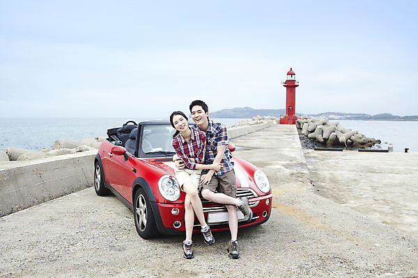 포토 JPG 주간 전신 구름 커플 여자 남자 여유 한쌍 육상교통 교통수단 바다 여행 이동 데이트 자동차 하늘 휴가 휴식 한국 등대 서기 미소 웃음 사람 동양인 20대 성인 해변 야외 두명 관광지 제주도 한국인 오픈카 방파제 커플티 청년만 성인만 국내포토 자연요소 공공시설 감정 아시아 교통 컨셉 관계 모션 승용차 표정 인종 청년 커플룩 파일형식