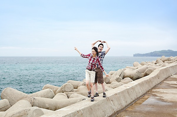 포토 JPG 주간 전신 구름 커플 여자 남자 여유 한쌍 바다 여행 이동 데이트 하늘 팔벌리기 휴가 휴식 한국 사랑 미소 웃음 사람 동양인 손짓 20대 성인 해변 야외 두명 관광지 제주도 걷기 한국인 자유 하트 방파제 커플티 청년만 성인만 국내포토 자연요소 모양 공공시설 감정 아시아 컨셉 관계 모션 표정 인종 청년 커플룩 파일형식