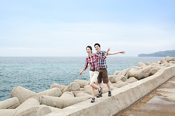포토 JPG 주간 전신 구름 커플 여자 남자 여유 한쌍 바다 여행 이동 데이트 하늘 팔벌리기 휴가 휴식 한국 미소 웃음 사람 동양인 손짓 20대 성인 해변 야외 두명 관광지 제주도 걷기 한국인 자유 방파제 커플티 청년만 성인만 국내포토 자연요소 공공시설 감정 아시아 컨셉 관계 모션 표정 인종 청년 커플룩 파일형식